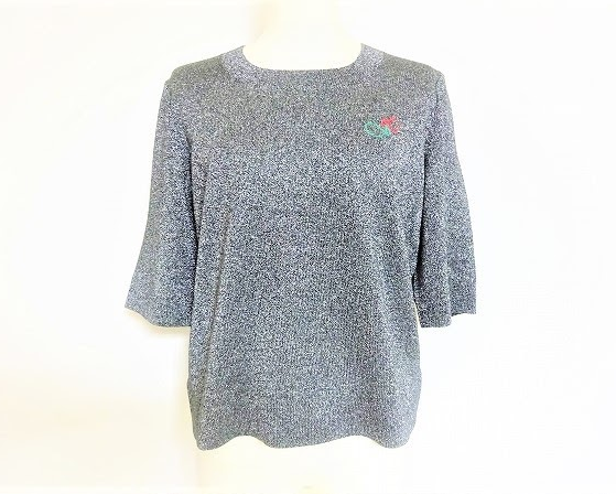 シルバーにふんだんにラメをあしらい胸元の薔薇がエレガントな雰囲気!斉藤都世子のセーターを買取させて頂きました。