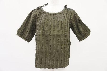シックなカーキ色のカネコイサオのブラウスをお譲りいただきました