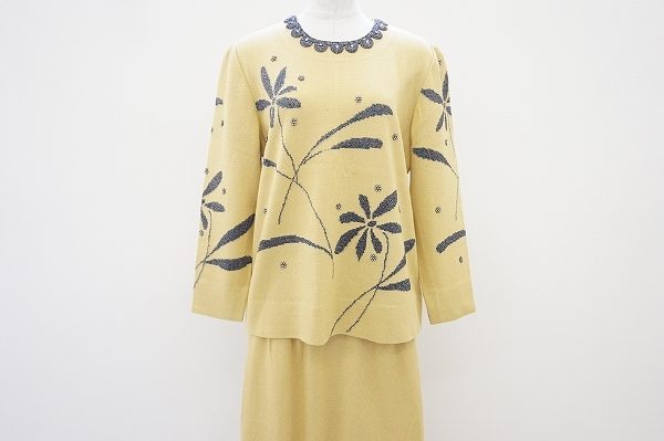 ぱっと明るくような着映え感ある、斉藤都世子のセットアップを買取いたしました