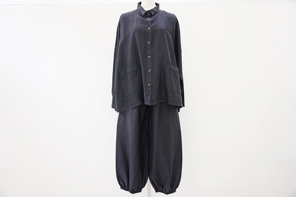 ヤッコマリカルドのパンツスーツをお譲りいただきました