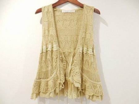 重ねるだけで美しいレイヤードスタイルに！ピンクハウスのベストを買取いたしました