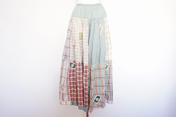 切り張りしたようなデザインが面白い、ピンクハウスのスカートを買取いたしました