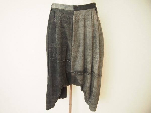 巧みな遊びで立体的なシルエットを楽しめる、芽風センソユニコのパンツを買取いたしました