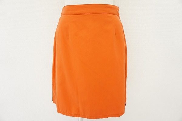 シャネルのあざやかオレンジ色のスカートをお譲りいただきました