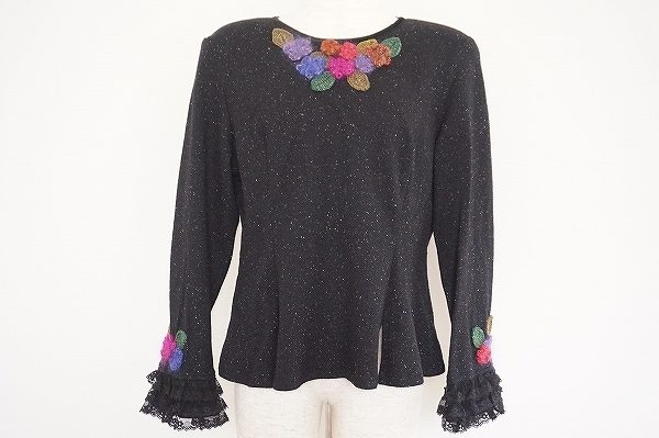 ぽってりとしたフラワーモチーフが可愛いノンノンドールのトップスを買い取りました