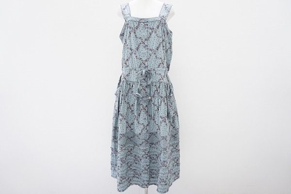 編み目になった小花柄が一味違ったオシャレに。ワンダフルワールドのワンピースを買取いたしました