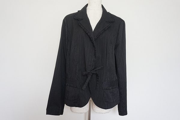 さりげないリボンとレースのディティールが目を引くレリアンのジャケットを買い取りました