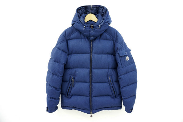 使いやすいブルー系のモンクレールのダウンジャケットを買い取りました