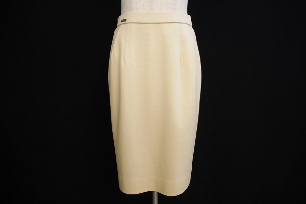 綺麗なアイボリカラーのレオナールのタイトスカートを買い取りました