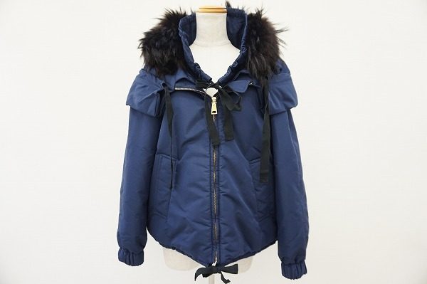 上品フェミニンにみせながら寒さ対策万全なプラダのダウンジャケットを買取いたしました