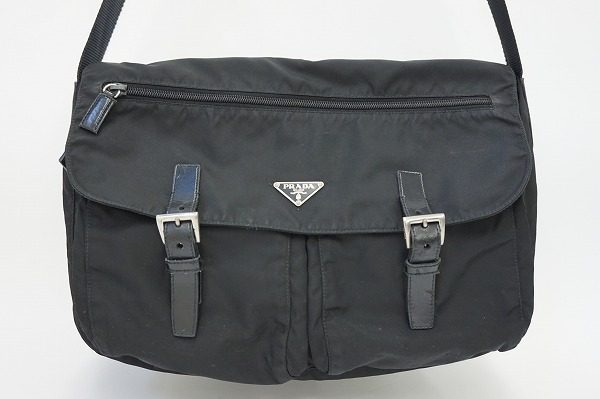 自転車でお出かけの時にもおすすめできるプラダのショルダーバッグを買い取りました