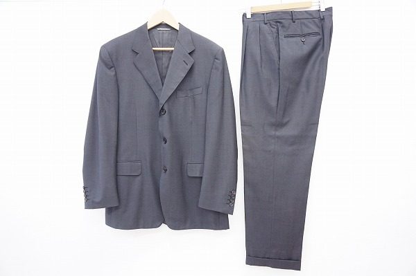 スマートシルエットで上品なクリスチャンディオールのスーツを買取いたしました