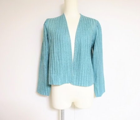爽やかな水色にラメがシンプルでいて華やかな斉藤都世子のニットカーディガンを買取させて頂きました。