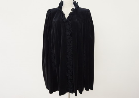 黒のワンカラーにかぎ編みがモードな雰囲気を演出！バラ色の暮しのポンチョを買取させて頂きました。