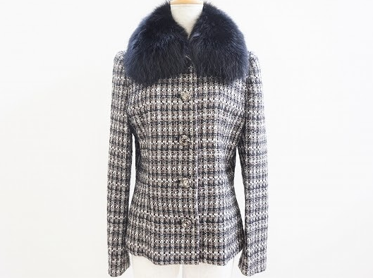 Lサイズだから重ね着しても着易く美品のツイードがエレガントな雰囲気のピンクハウス PINKHOUSEのファー付きジャケットを買取させて頂きました。