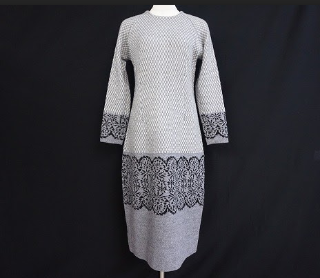 柔らかなグレーのニットワンピース！斉藤都世子