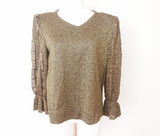 ゴールド×ラメが華やかな斉藤都世子のカットソー