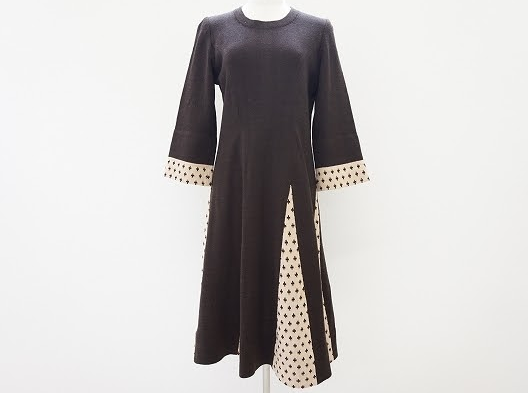 ブラウンベースにアクセントの柄がお洒落さを格上げしてくれ、尚且つ 美品で古着とは思えない!斉藤都世子のフレアニットワンピース を買取させて頂きました。