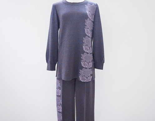 左右非対称な柄がエレカジな斉藤都世子のセットアップ!