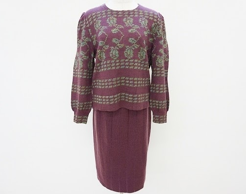 大人女性らしい紫のニットセットアップ！斉藤都世子