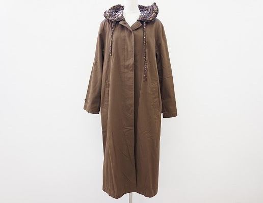 大人カジュアルなデザインにリバティ柄がアクセントになるカネコイサオ KANEKO ISAOの茶色ロングコートを買取させて頂きました。