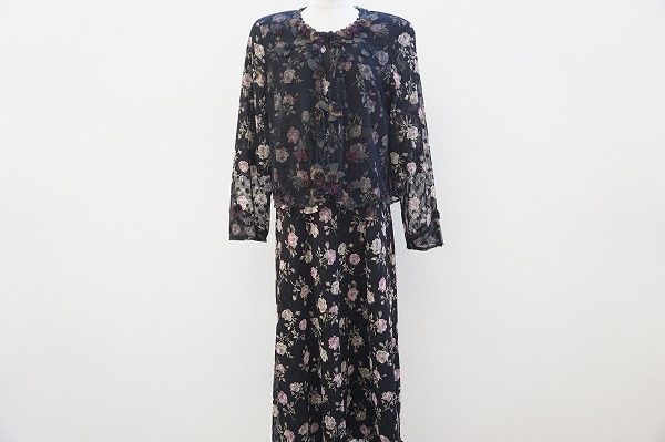華やかな花柄が印象的なノンノンドールのスカートスーツを買い取りました