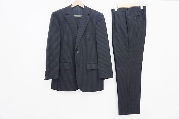 使い勝手のよいチャコールグレーのサビルロウのスーツを買い取りました