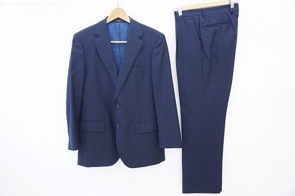 シルク混の上品なネイビー色！サビルロウのスーツを買い取りました