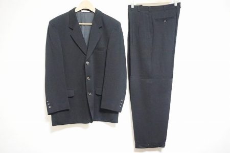 フォーマルシーンにもおすすめのパパスのブラックスーツを買い取りました
