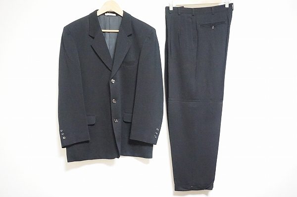 フォーマルシーンにもおすすめのパパスのブラックスーツを買い取りました