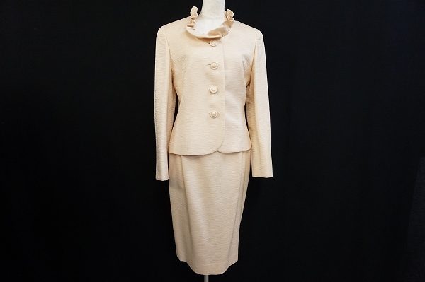 便利なコサージュつきのユキトリイのレディーススーツを買い取りました