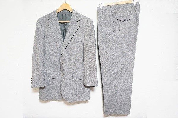 スッキリ上品なバーバリーのスーツを買取いたしました