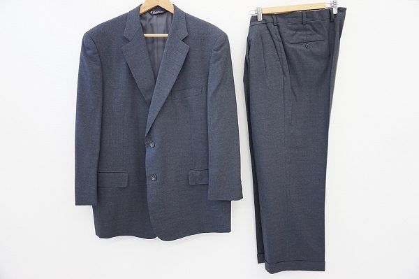 いろいろなネクタイとも合わせやすいブルックスブラザーズのダークグレーのスーツをお譲りいただきました