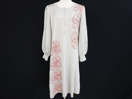 グレーにレッドの花柄ロングニットワンピース！斉藤都世子