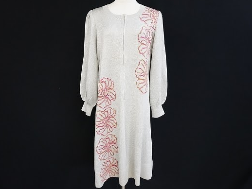 グレーにレッドの花柄ロングニットワンピース！斉藤都世子