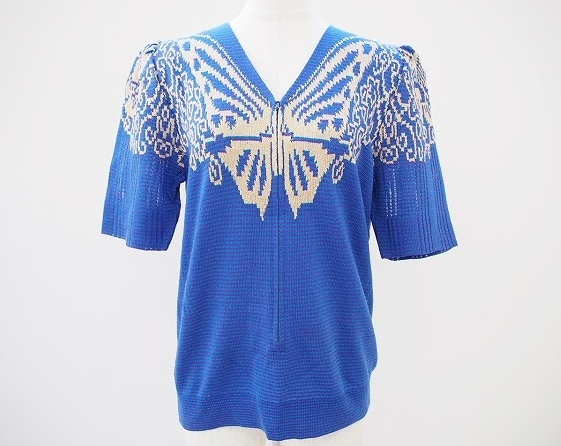 柔らかい青のVネック半袖セーター！斉藤都世子