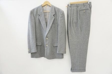 ライトグレーがおしゃれなパパスのスーツをお譲りいただきました