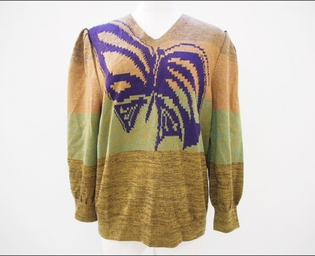 大きな蝶モチーフが目を引く斉藤都世子のセーターを買取させて頂きました。