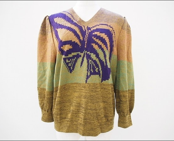 大きな蝶モチーフが目を引く斉藤都世子のセーターを買取させて頂きました。