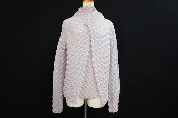 人気のジグザグプリーツ！イッセイミヤケのアンサンブルをお譲りいただきました