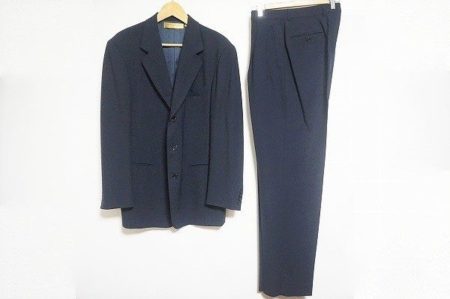 シックな紺色！ダナキャランのメンズスーツを買い取りました