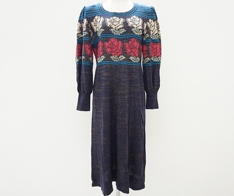 赤と白のバラ柄が大人カジュアル斉藤都世子のワンピースを買取させて頂きました。