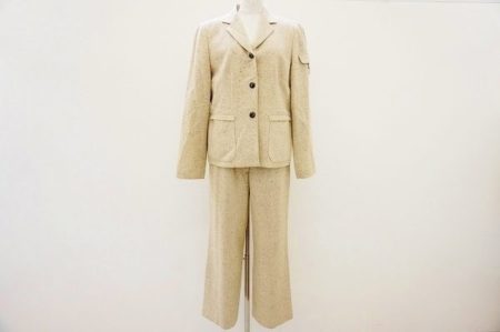 ナチュラルきちんとなティービーセンソユニコのパンツスーツを買取いたしました