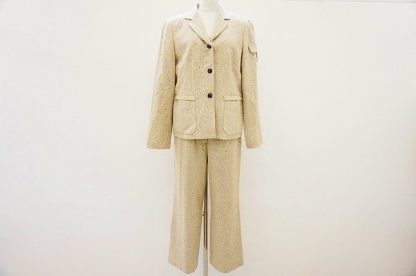 ナチュラルきちんとなティービーセンソユニコのパンツスーツを買取いたしました