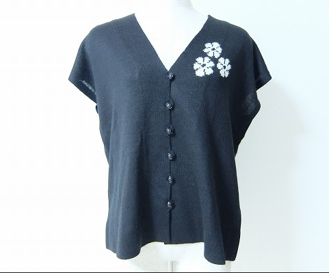 シンプルで重ね着しやすい斉藤都世子のベスト