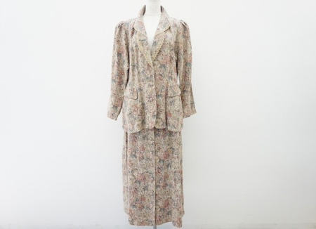 薔薇柄がフェミニンなバラクラのリネンセットアップ