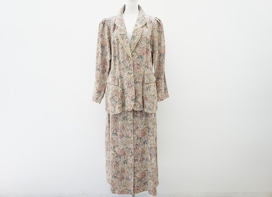 薔薇柄がフェミニンなバラクラのリネンセットアップ