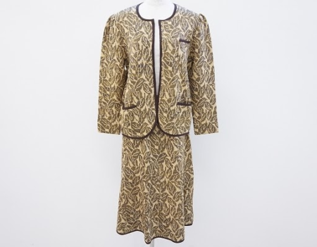 カーキ×リーフ模様で優し気なスカートスーツ！斉藤都世子