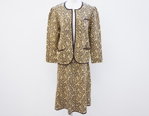 カーキ×リーフ模様で優し気なスカートスーツ！斉藤都世子