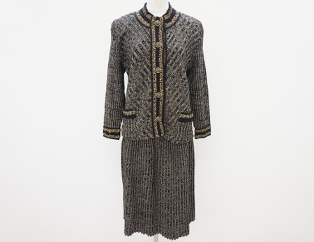 凛とした斉藤都世子のブラックスカートスーツ